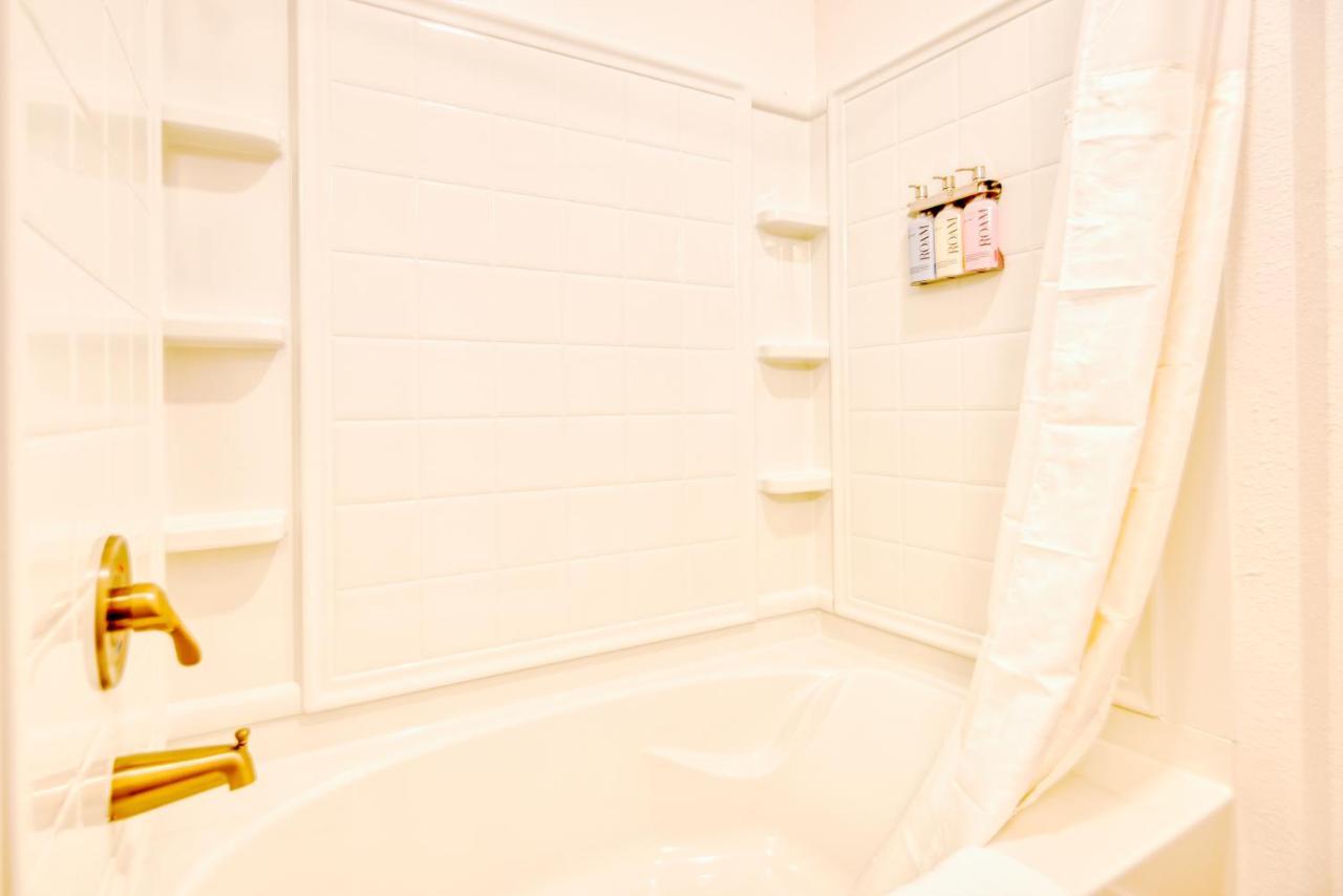 Grand Two Bedroom Two Bathroom Apartment With Balcony Гейнсвилл Экстерьер фото