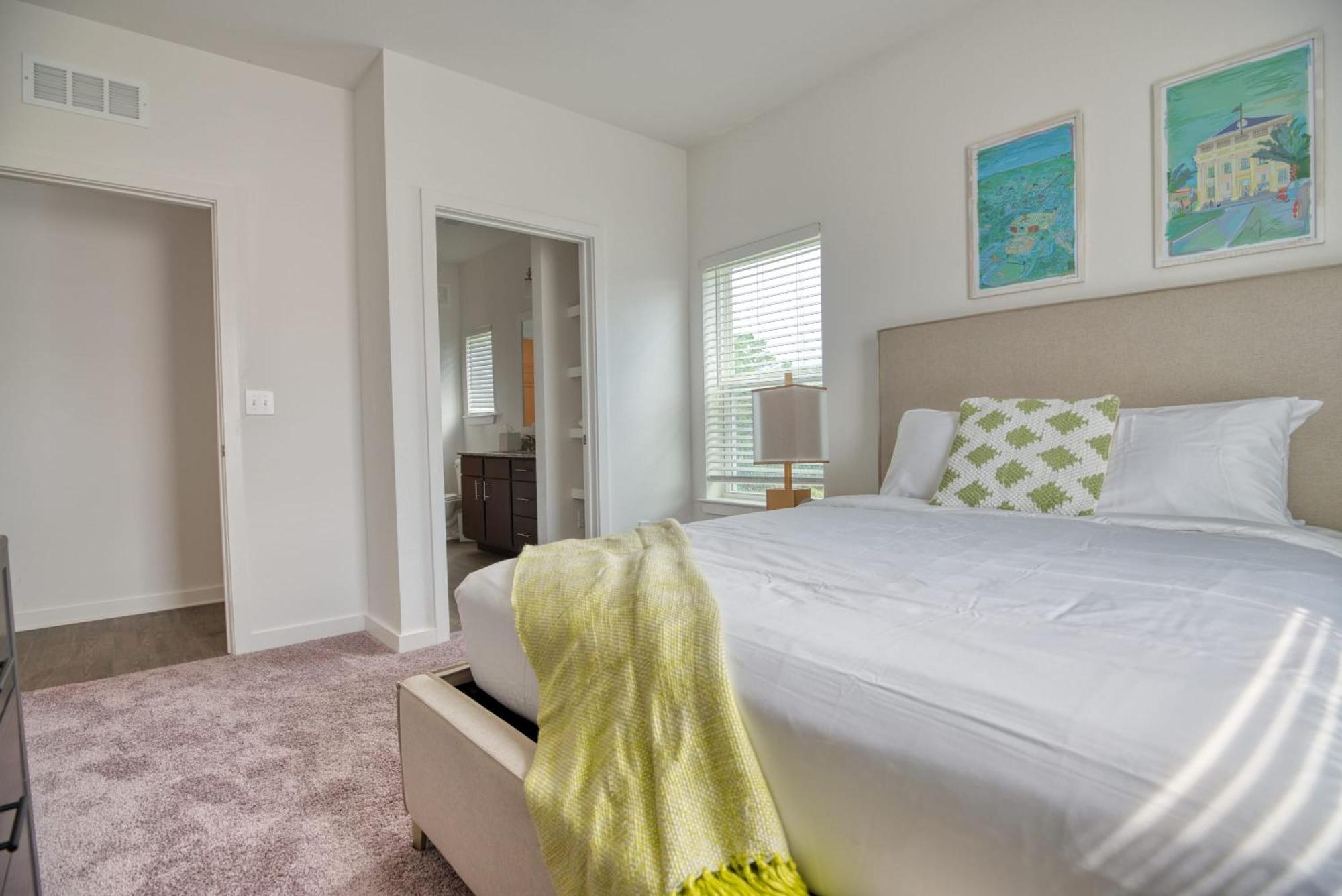 Grand Two Bedroom Two Bathroom Apartment With Balcony Гейнсвилл Экстерьер фото